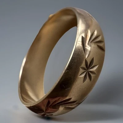 9ct Yellow Gold Wedding Band Ring Star Patterned Size U 6.8mm Fully Hallmarked - Image 1 of 4