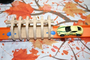 Hot Wheels Dino Rib Cage pista compatible con Hot Wheels Sets, Dino Run HW1001 - Imagen 1 de 3