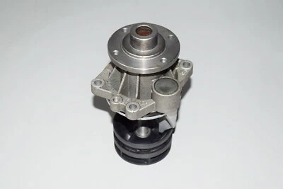 BMW E90 M3 4.0 E92 E93 E60 E61 E63 E64 Bomba De Refrigerante Mecánica - Image 1 of 4