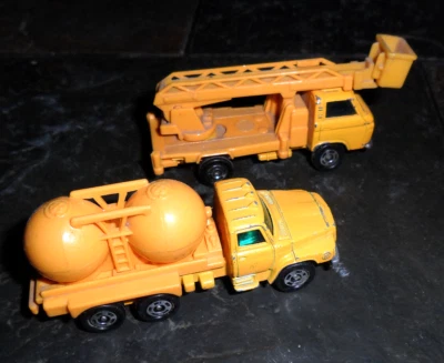 LOTE 2 TOMICA TOMY Japón Nº 16 Nissan Diesel Camión Químico 1/102 y Nissan Caball Foto 1 de 4