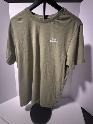 Camiseta Nike Talla Grande Bordada NIKE Swoosh Verde Suave Foto 1 de 4