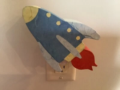 Luz nocturna de cohete de papel Pottery Barn para niños Foto 1 de 4