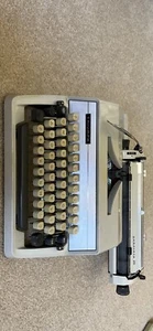 Triumph Gabriele 25 Manual Typewriter - Picture 1 of 7