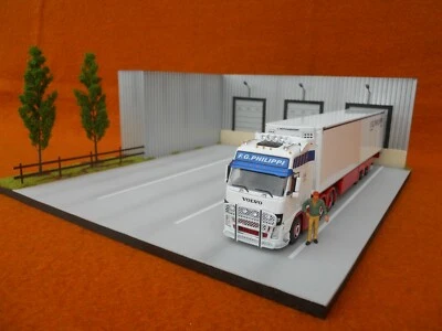 WSI TEKNO CONRAD DIORAMA 1/50 BANCHI DI CARICAMENTO 3 CAMIONI 40X38X14 CM NUOVO - Immagine 1 di 4