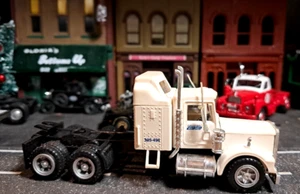 RTR HO=1/87 Semi BOBTAIL 3 AXLE KENWORTH W900 WHITE TRUCK/ROAD SLEEPER BUILT KW - Picture 1 of 11