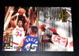 HAKEEM OLAJUWON (2) LOTTO CARTE INSERTO ULTRA PREMIO VINCITORE + 1 HOF - Foto 1 di 2