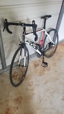 Bicicleta Fuji Super Lite Carbono SL1 53 cm Ultegra 20 velocidades neumáticos ovalados asiento de felpa Foto 1 de 4