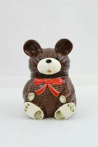 DE COLECCIÓN 1979 OTAGIRI PINTADO A MANO DISEÑO MIMBRE OSO DE CERÁMICA CON LAZO ROJO - Imagen 1 de 8