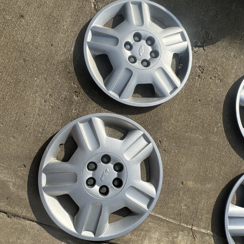 "Juego de tapacubos Chevrolet Uplander 2006-2009 (2) usados 17"" OEM cubierta de rueda plateada 6 orejetas" Foto 1 de 4