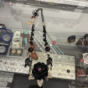Betsey Johnson Vampire Slayer Rabe schwarze Rose Spinne üppige Lippen Halskette - Bild 1 von 9