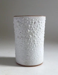 Deirdre Burnett Studiokeramik Steinzeug weiß vulkanisch glasiert Vase. - Bild 1 von 5