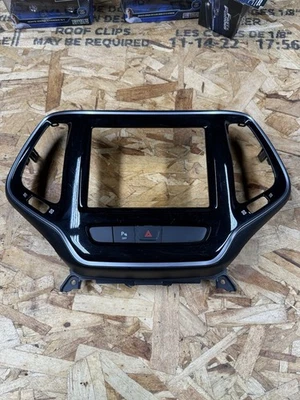 Jeep Cherokee 2014-2017 radio bisel embellecedor 8,4” negro en excelente estado Foto 1 de 2