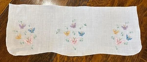 Vintage Leinen Kommode Schal bestickt Schmetterlinge & Blumen 19” x 7,25” - Bild 1 von 6
