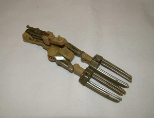 2007 TRANSFORMERS MOVIE ~ BONECRUSHER ~ CLAW PART ~ DELUXE CLASS UNIVERSE CHUG - Picture 1 of 1