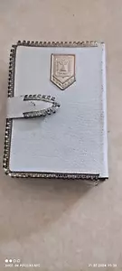VINTAGE Siddur Tefilat Hashalem Pelle Come con Decorazione ORO ISRAELE 1956 - Foto 1 di 6
