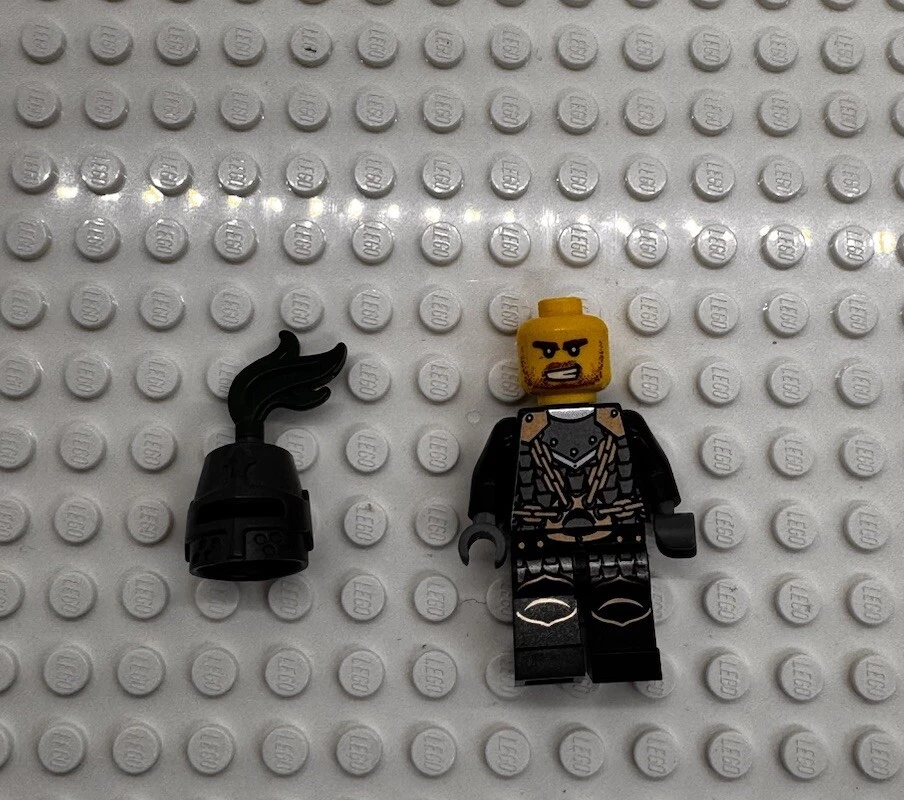 1x LEGO Minifigure Knight Kingdoms Dragon Chainmail Helmet Plume cas453 Set 7950 - Image 1 of 3