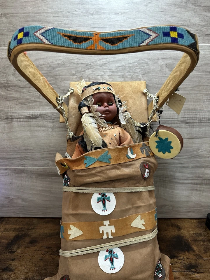 "Tablero cuna vintage Chippewa hecho a mano de madera con cuentas de 22"" por George Pine con muñeca" Foto 1 de 4