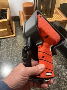 Bubba Smart Scale Fondina Tiene e Protegge per un Facile Accesso Montaggio Sicuro - Foto 1 di 14