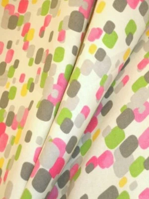 Tela de peonía color Bon Bon con patrón Waverly Foto 1 de 3