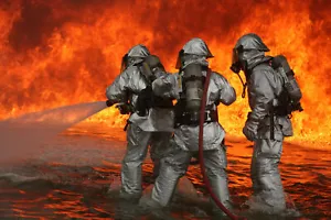 Feuerwehrleute Training Flugzeugrettung Flammen Feuerwehr Marines Schlauch Foto Kunstdruck - Bild 1 von 2