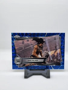 2025 Topps Chrome WWE Dani Palmer #138 rifrattore geometrico blu #/99 NXT - Foto 1 di 1