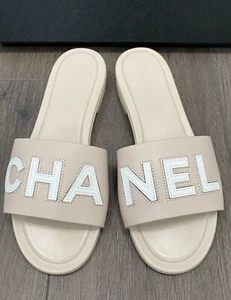 ZAPATOS PLANOS CHANEL CHEL LOGO BEIGE CUERO TOBOGANES MULES 38 - Imagen 1 de 17