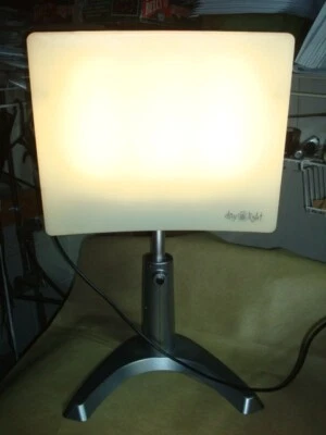 Lámpara de terapia Carex DL93011 Day-Light Classic Plus, fácil de usar y montar Foto 1 de 4