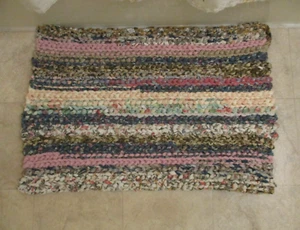 Handgehäkelter Flickenteppich Badematte 18 x 25 Zoll Neu Gedeckt Blau Rosa und Beige - Bild 1 von 3