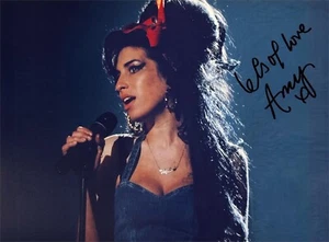AMY WINEHOUSE — handsigniertes & beschriftetes ikonisches Konzertfoto mit Echtheitszertifikat - Bild 1 von 1