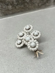 Vintage Cathe' white flower bouquet pin - Picture 1 of 4