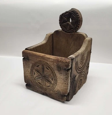 CAJA DE PARED TALLADA CON ASTILLAS DE PIRULETA MUY ANTIGUA MUY PRIMITIVA Foto 1 de 4