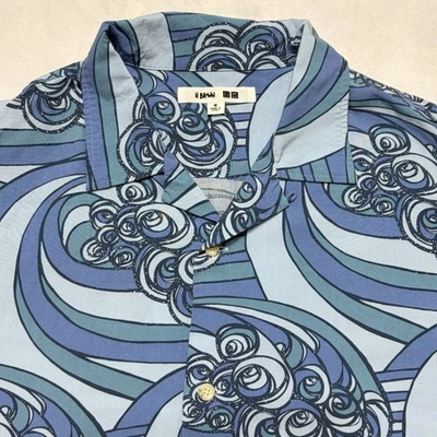 Camisa Uniqlo Para Hombres Mediana Azul Brezo Marrón Arte Olas Playa Hawaiana Abotonada Foto 1 de 4