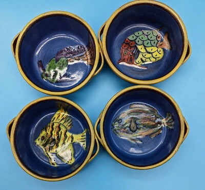 Cuatro cuencos de gres hechos a mano con ilustraciones terminadas en un esmalte brillante de color. Foto 1 de 4