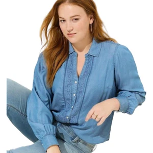 New Torrid Womans Sz 2 2X Chambray Shirt Long Sleeve Button Front Pintuck NWT - Picture 1 of 10