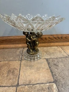 Plato de caramelo de vidrio compota latón metal base querubín mediados de siglo - Imagen 1 de 7