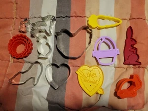 Vintage Cookie Cutters Easter And Valentines Themed - Picture 1 of 13