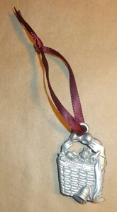 1989 1996 LONGABERGER CHRISTMAS HOLIDAY MEMORY BASKET PEWTER TIE-ON ORNAMENT - Bild 1 von 3