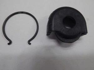 2 x Datsun Roadster 1500/1600/2000 OEM Rear Wheel Cylinder Dust Boot and C Clip - Bild 1 von 3