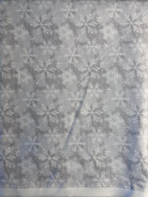 Tela de vacaciones Keepsake Calico gris tonal con copos de nieve blancos Foto 1 de 2