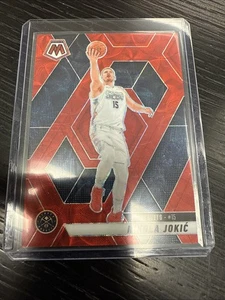 Nikola Jokic 2024-25 Panini Mosaic Choice Red Prizm/75 #117 Denver Nuggets - Imagen 1 de 3