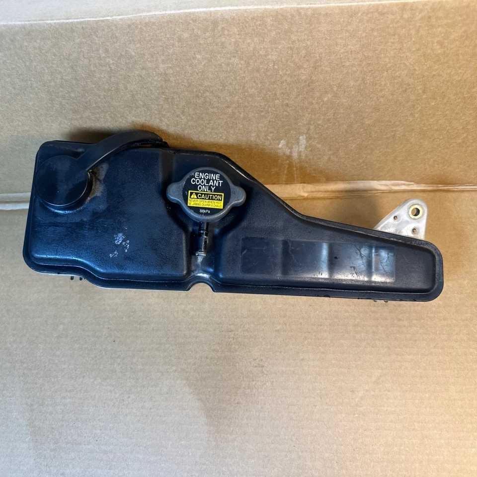 雷克萨斯 LS400 1990 - 1994 冷却液溢流储罐 16482-50010 Oem — 第 1/4 张图片