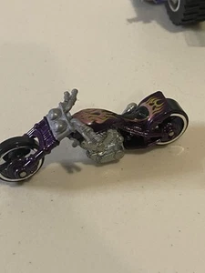 HOT WHEELS MOTORCYCLE PURPLE W/ FLAMES 1:18 - Picture 1 of 3