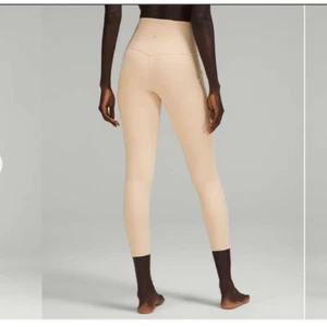 Lululemon Doble Capa Align Highrise 25” Leggings con Bolsillos, Crema, Talla - Imagen 1 de 14