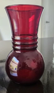 Vintage ANCHOR HOCKING Royal Ruby Red Glass Ribbed Flower Vase 6” - Picture 1 of 3