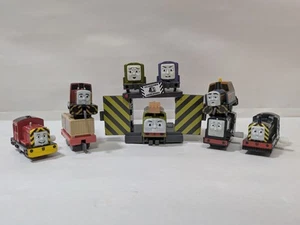 Thomas & Friends Cápsula Plarail TOMY Friends of the Diesel Maintenance Shop Set - Imagen 1 de 6