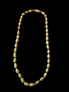 Gancio pesce vintage annodato a mano verde naturale 11 mm perla oro motivo aperto 18,5"  - Foto 1 di 7