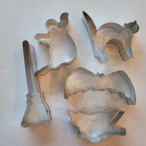Juego de 5 cortadores de galletas de metal de Halloween murciélago fantasma gato escoba bruja - Imagen 1 de 2