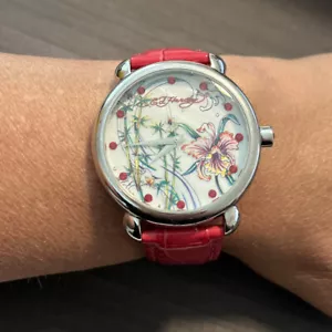 Reloj Floral ED RESISTENTE Tono Plateado y Cristal con Banda de Cuero - Imagen 1 de 8
