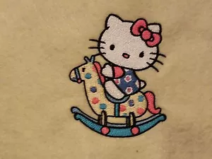 Manta bordada personalizada Hello Kitty 36x58 pulgadas - Imagen 1 de 1