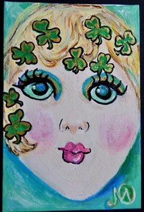 Original Acryl Gemälde auf 4"x6" Leinwand Panel namens "Saint Patty's Day Doll" - Bild 1 von 2
